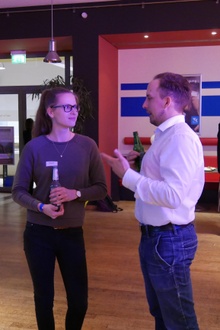Persönlicher Austausch zwischen Arbeitgeber und Studierenden